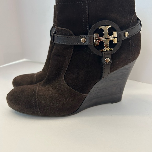 TORY BURCH Wedge Heel Ankle Boots Aaden Brown Suede Gold Logo Womens Size 9M - Picture 4 of 9